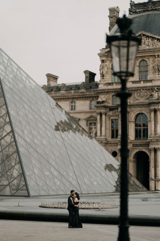 Nireeksha & Vibhu, The Louvre and the Eiffel Tower, Paris, photograph 22